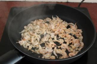 热锅，倒油，把鲜虾倒入锅中、加姜粉、盐、生抽煸香；