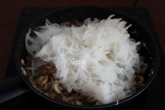 再把腌制好萝卜，去盐水，捞出放入锅中翻炒；