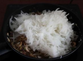再把腌制好萝卜，去盐水，捞出放入锅中翻炒；