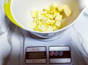 首先将黄油切小块称重，室温软化。