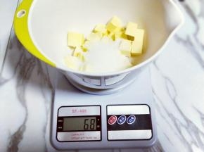 再加入细砂糖。