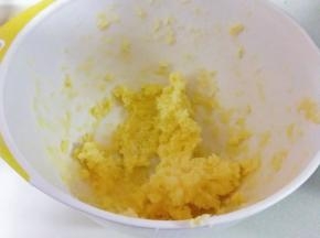 启动电动打蛋器将黄油打发。