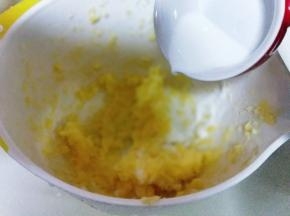 之后加入纯牛奶，继续启动电动打蛋器打至均匀，使奶黄油融合。