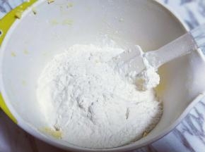 再筛入低筋面粉，揉成团。