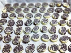 依次摆放整齐的饼干。