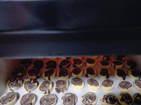 将烤盘放入烤箱中层，180度烤15-18分钟，注意观察颜色，最好不要走开。