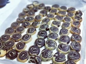 看好后戴上隔热手套取出烤好的饼干。