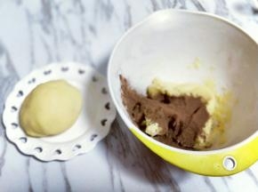 将面团分成两份，一份放入可可粉，揉成面团。