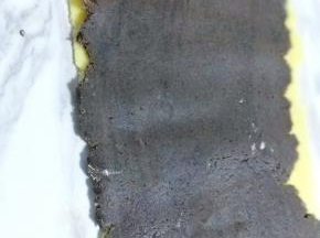 再把可可面团擀成长舌状，叠加再原味面皮上。
卷起来，之后再用手心来回搓揉，整形成圆柱形即可。包上保鲜膜，放入冰箱冷冻，大约30分钟左右。