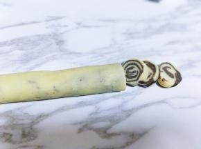 从冰箱取出，撕下保鲜膜，切片约0.3cm样子。