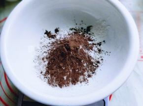 首先做油皮，面粉加入器具中，再加入可可粉。