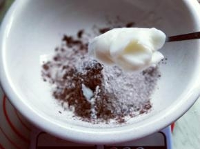 再加入猪油，分次加入水。