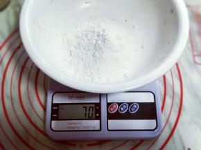 做油酥，将面粉加入器具中。