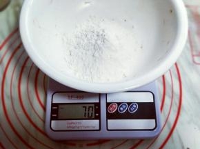 做油酥，将面粉加入器具中。