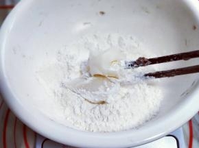 加入黄油，用筷子挑均匀，再揉成面团，