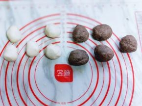 油皮，油酥，各分成5等份。