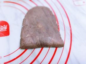 取一面团，用掌心轻轻按压，再用擀面杖来回擀长舌状。