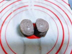 取一天面团，从中间切开，如图，很有层次感吧！