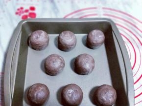 全部包的蛋黄酥，放入烤盘，(我烤盘是不粘的，如果家里的不是这种，要铺上一张油纸)
入烤箱中层，180度烤25分钟，(根据自己家烤箱性能另定温度及时间。)