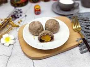 烤好后戴上隔热手套取出烤盘，装入盘中，冷后即可食用。