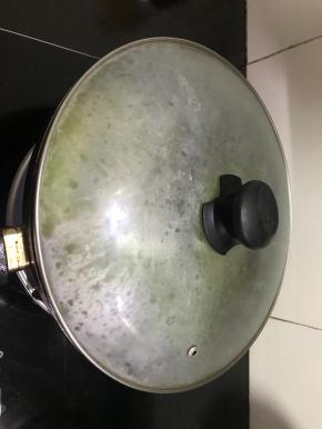 加盖焖煮入味，收汁时倒入适量淀粉水勾芡