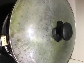 加盖焖煮入味，收汁时倒入适量淀粉水勾芡