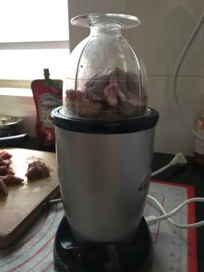 猪肉切小块，用料理机打成肉糜