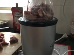 猪肉切小块，用料理机打成肉糜