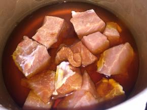 将里脊肉按肌肉纤维切成块状，高压锅放入生抽，料酒，姜，盐，鸡精，水没过肉