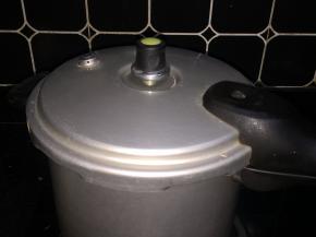 下肉，烧开上气后转为小火炖15分钟