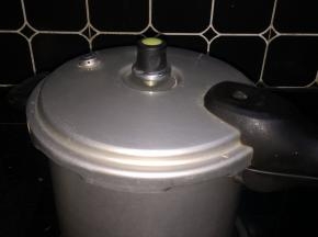 下肉，烧开上气后转为小火炖15分钟
