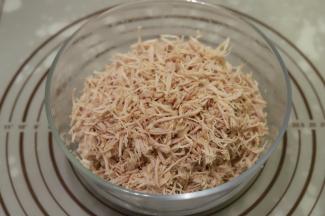 倒入盆内，双手用力搓成蓬松棉絮状