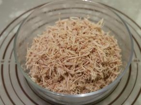 倒入盆内，双手用力搓成蓬松棉絮状