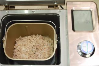 将肉松放入面包机内，按各人口味加入调味料
