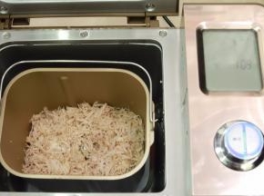 将肉松放入面包机内，按各人口味加入调味料