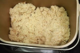 当面包机剩余时间为20分钟时，按自己喜欢可以加入白芝麻或紫菜