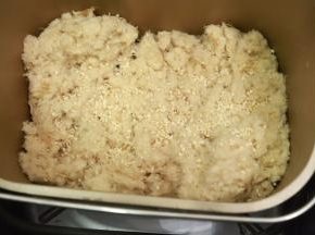 当面包机剩余时间为20分钟时，按自己喜欢可以加入白芝麻或紫菜