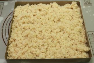 面包机结束后马上将肉松取出，摊开放凉