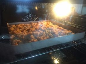 喜欢酥脆的小伙伴可以将凉了的肉松再次放入烤箱，温度为150度，烤10分钟后取出，拌匀后在烤10分钟