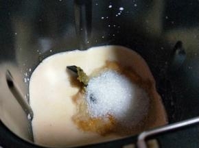 再加入牛奶，白砂糖。