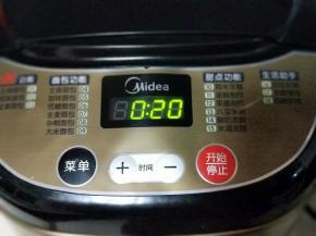 启动面包机，自动揉面20分钟。