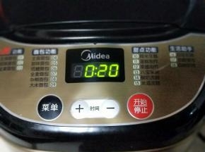 启动面包机，自动揉面20分钟。