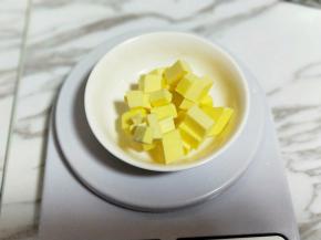 黄油切小块，室温软化。