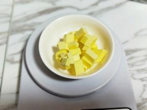 黄油切小块，室温软化。