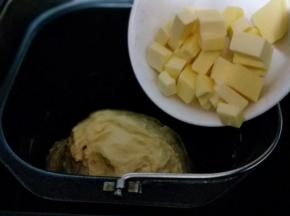 20分钟后面团再扩展阶段，这时加入室温软化的黄油。(室温自然软化即可。)