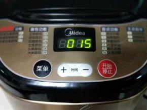 再次启动面包机，自动揉面15分钟。 15分钟后面团已经有了不容易破的手套膜。