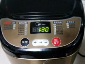 这时可以进行发酵，启动面包机发酵功能，自动时间为1:30(室温发酵也可以，但是要盖好，保持面团的湿度)