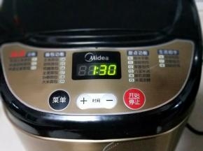 这时可以进行发酵，启动面包机发酵功能，自动时间为1:30(室温发酵也可以，但是要盖好，保持面团的湿度)