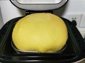 发酵好的面团，时间为90分钟。已经满桶，可以用手指捅一下，不回缩即为发酵完成。