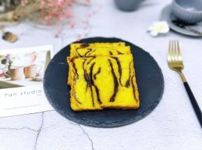 烤的时候我把盖子拿下来了，盖与不盖都可以根据个人喜欢。脱模，切片。